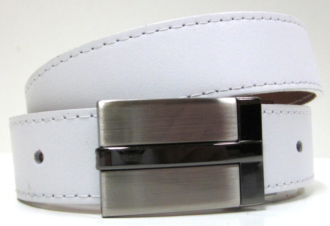 Biely elegantný opasok