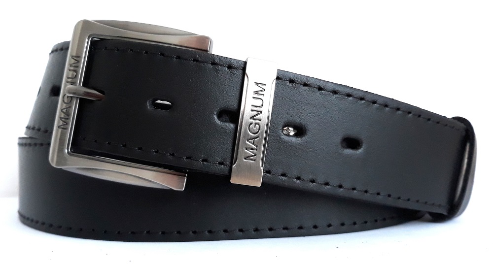 Kožený opasok s kovovým pútkom